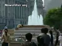 Голая девушка моется в фонтане